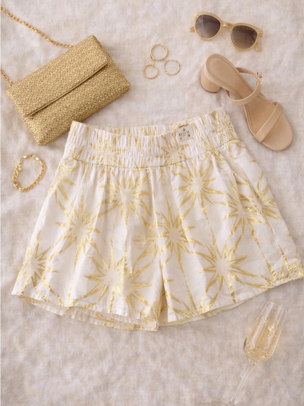 Elizabeth McCarthy White & Gold Starburst Women’s Shorts Size Small EUC